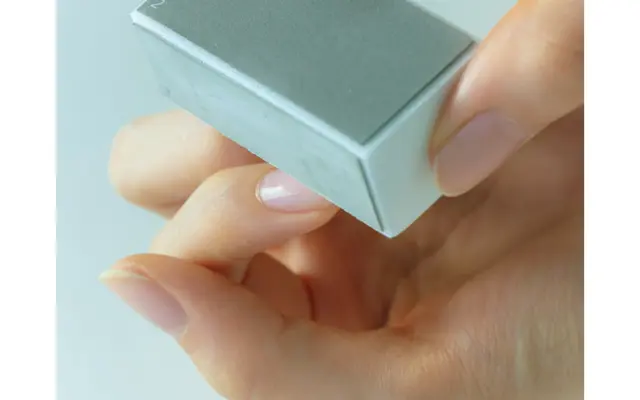 仕上げ用爪磨きで表面を左右に往復し、ピカピカに磨き上げる。再びオイルを塗って終了。