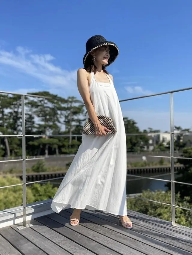 おしゃれな50代の「夏映えワンピース」涼やかに着映える！