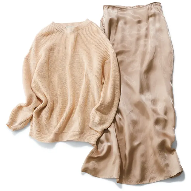 ピンク系ベージュのニットにツヤスカート