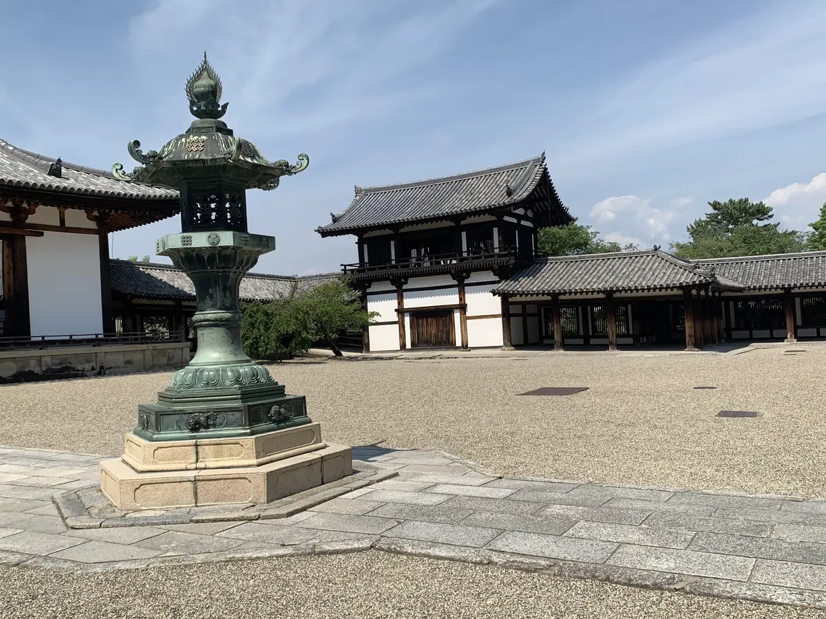 柿食えば鐘が鳴るなり法隆寺の句で有名な、法隆寺の鐘楼