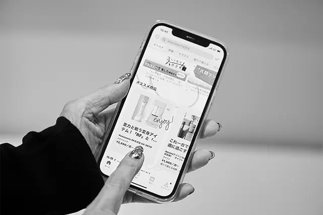 「経営者は世の中の動向や流行に敏感でいるべき」との考えから、SNSなどを常にスマホでチェック。