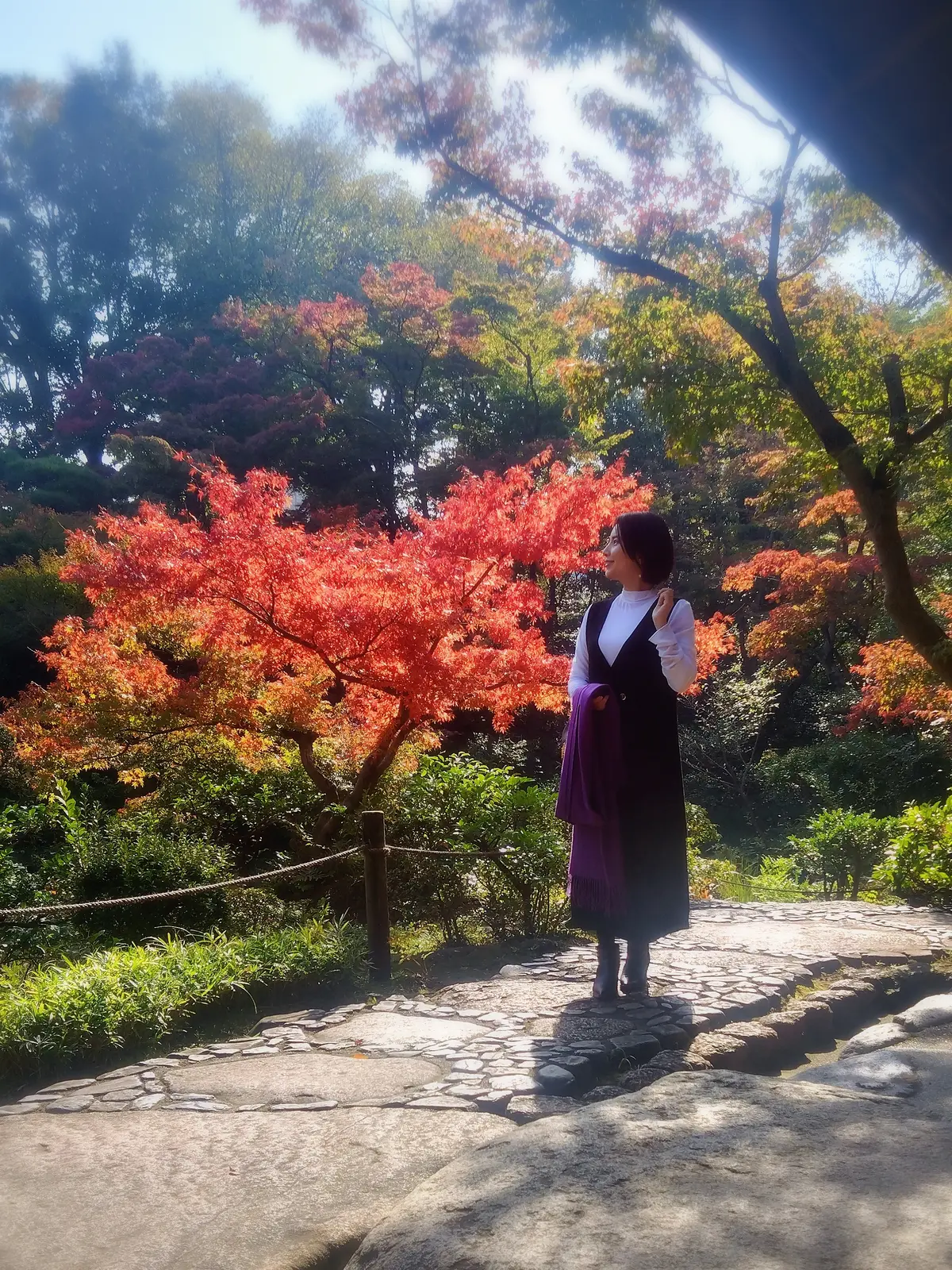 南青山の根津美術館、日本庭園、40代ファッション、ザラのジャンパースカート、トゥモローランドのカシミヤストール、紅葉