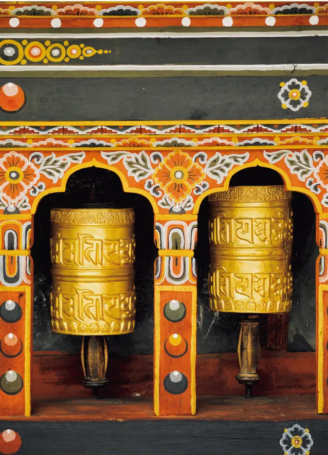 経文が書かれた筒状の仏具「マニ車」。右に回すことで経を唱えるのと同じ功徳があり、厄災を祓い、心を浄化するとされる