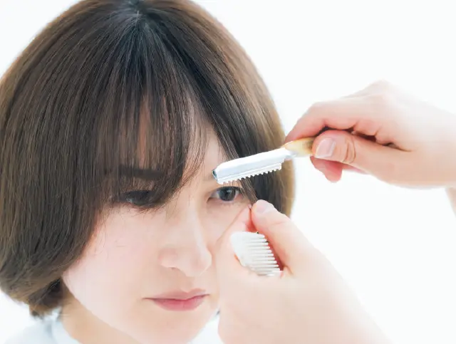 サロンではレザーでカットし自然にラウンドさせる