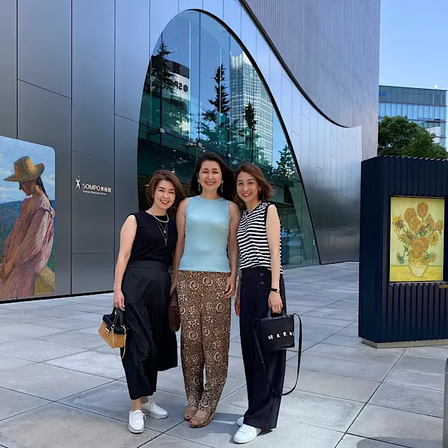 ブラックコーデで美術館への画像_1