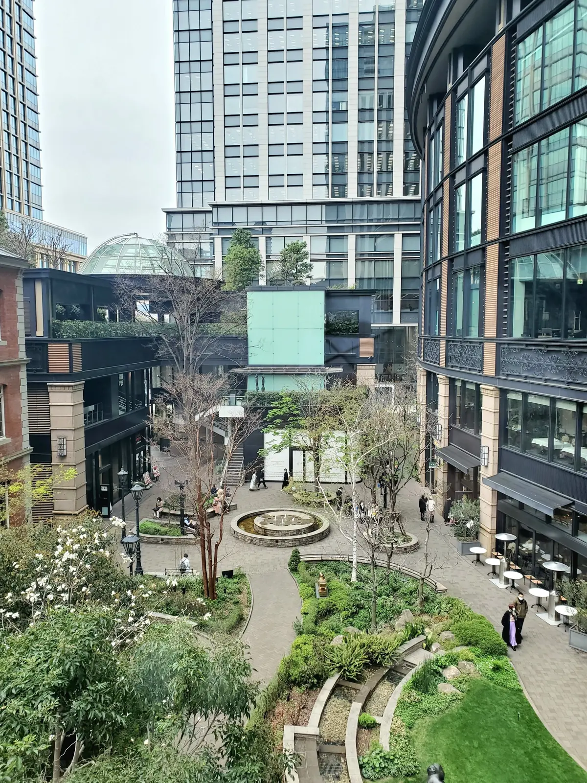 美術館から外をみて