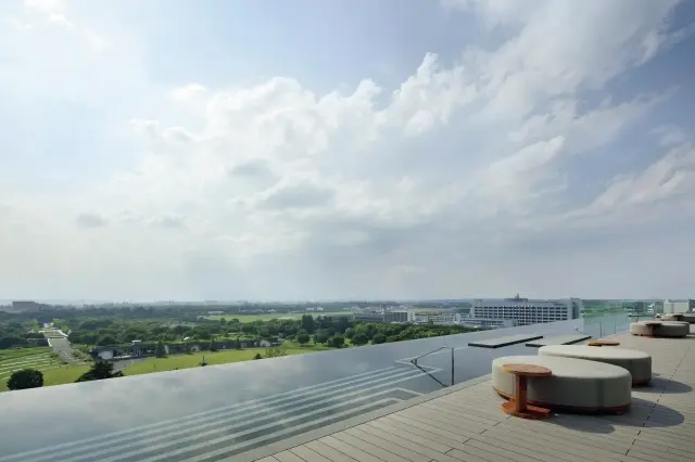 最上階にあるインフィニティプールでは、 空の広さを満喫　