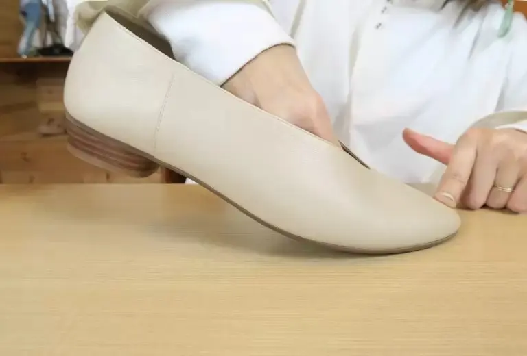 enchanted 【HAPPY PLUS STORE別注】本革ソフトレザーVカットバブーシュ ￥12,980（税込）