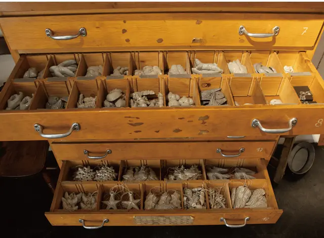 手ごろなオーナメントやお香立ても。各W20,000〜