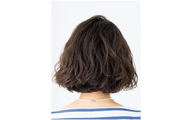 カットソー￥13,200／ゲストリスト（ルミノア）　イヤカフ￥24,200／マリハ　ネックレス￥31,900／ココシュニック