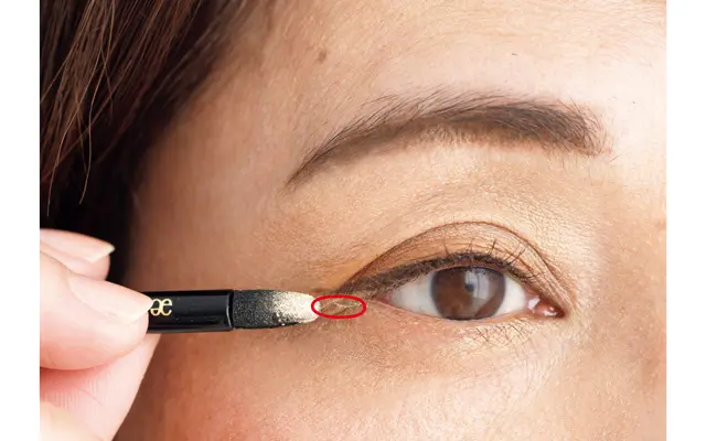 《5》目じりのくぼみにも ハイライトを入れる