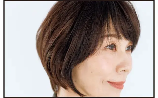 前髪からサイドの毛流れは頰骨を経由してやや後ろへカーブするように。