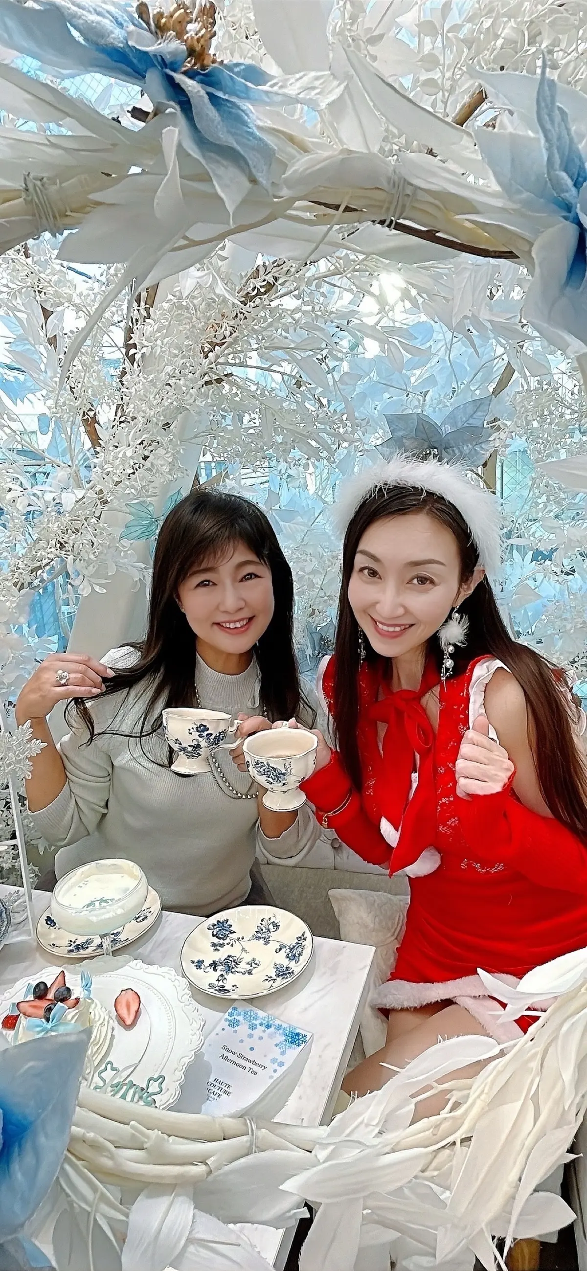 haute couture cafe、haute couture cafe表参道、表参道カフェ、オートクチュールカフェ、オートクチュールカフェ表参道、表参道グルメ、表参道アフタヌーンティー、期間限定、期間限定アフタヌーンティー、ジュレ、スイーツ、可愛いスイーツ、雪の結晶、冬スイーツ、クリスマスアフタヌーンティー、女子会、ランチ、記念写真、シルバーコーデ、ワントーンコーデ、ランチコーデ、冬コーデ、冬服コーデ、ニット、シルバーニット、ラメニット、シルバーラメニット、シルバーラメ、パールネックレス、シルバーパールネックレス、ローヒール、ローパンプス、ロングヘア、巻き髪、毛先ワンカール、ソファ席、ソファ、