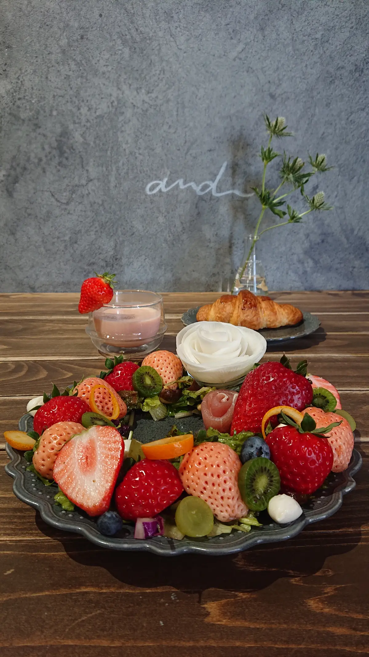 メインの「いちごなさらだ」です　いろんな種類野いちごにフルーツやお野菜、生ハムたちも咲いています　