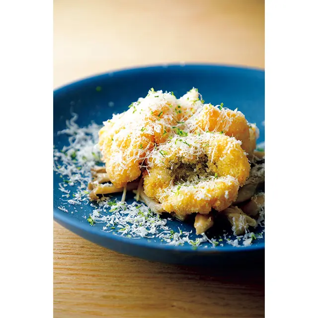 パルミジャーノチーズ と柚子をふりかけた「ハモカツとキノ コのマリネ」￥1,500