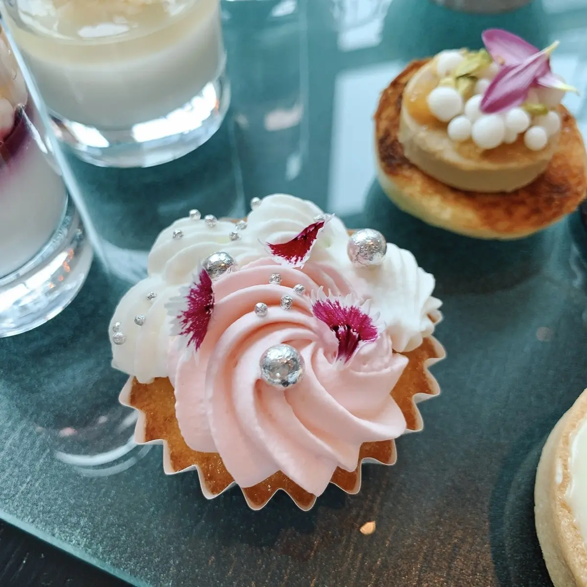 コンラッド東京 ウィンター・ビジュー　アフタヌーンティーのバニラとラズベリーのカップケーキ