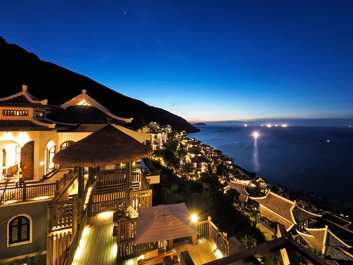 断崖絶壁に立つ寺院風リゾート、インターコの画像_1