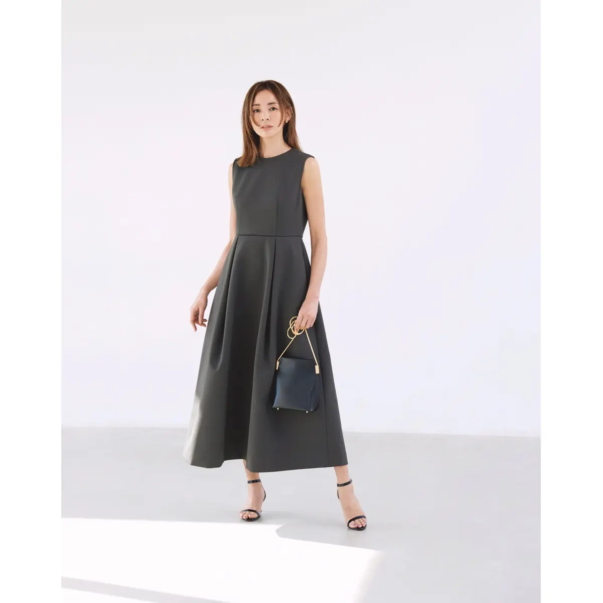 グレーフィット&フレアワンピに黒サンダルを合わせたコーディネート　モデル・SHHO