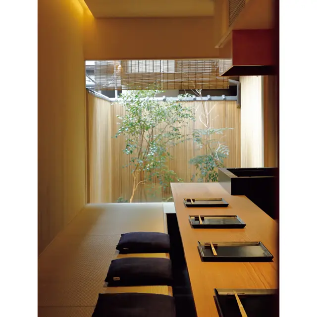 畳敷きのカウンターから坪庭を望む店内