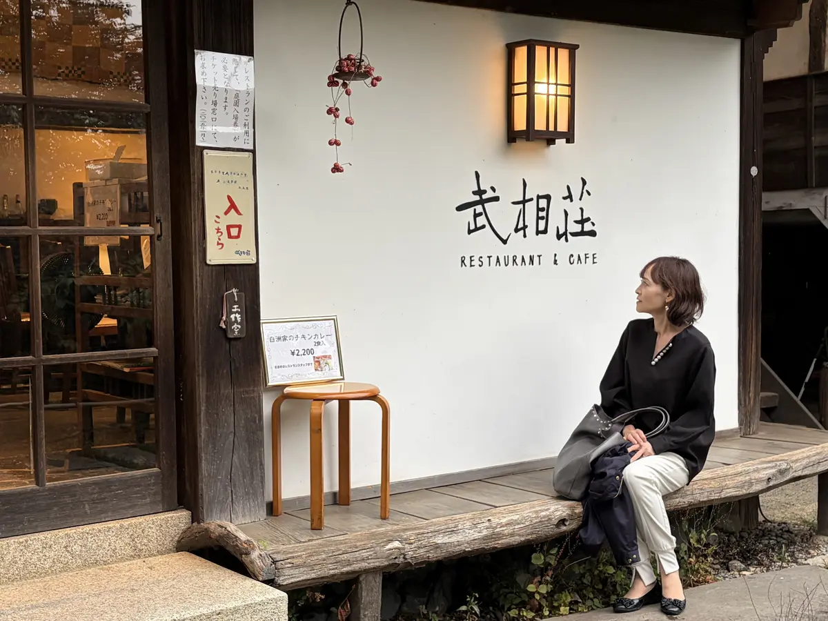 武相荘のカフェで待つ女性