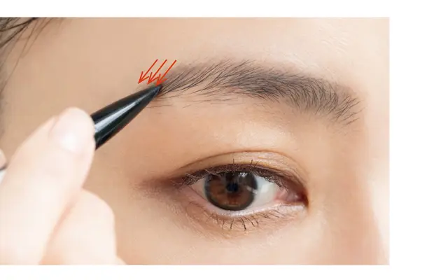 眉じりは外側へ3本分スライドして描き足し