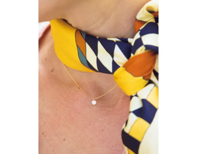 ピンクゴールドのチェーンが肌に溶け込みダイヤを引き立てる