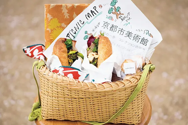 ピクニック気分で外で楽しめるランチが好評。サンドイッチセット¥1,600。