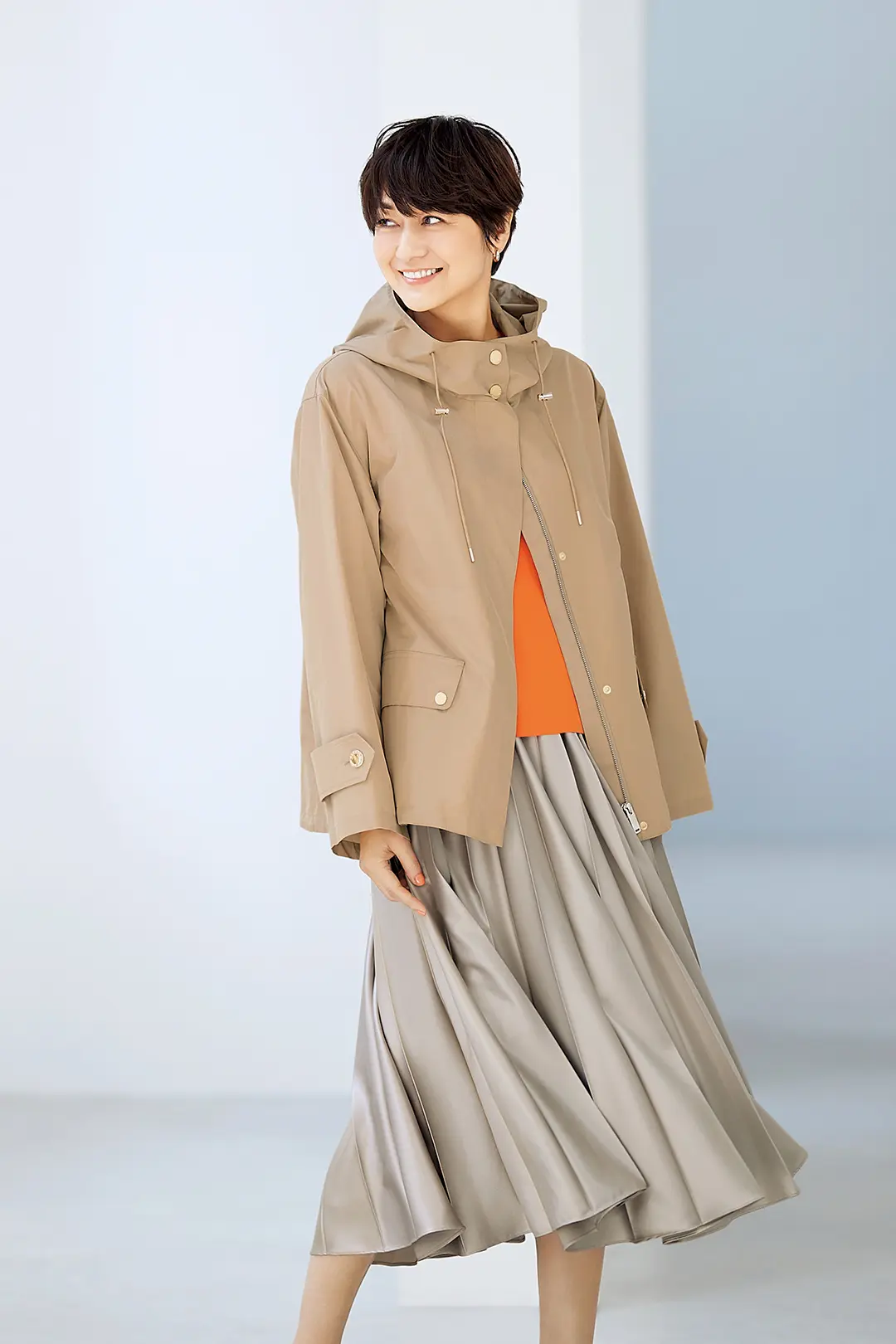 光沢のある素材感で軽やか。小粋で上品なスプリングベージュ