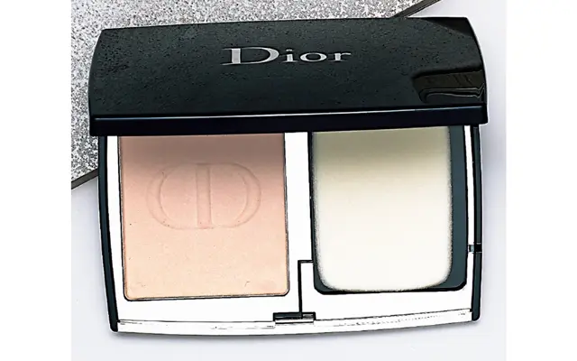 ディオールスキン フォーエヴァー コンパクト ナチュラル ベルベット 1N SPF35・PA+ ++ ￥8,250／パルファン・クリスチャン・ディオール
