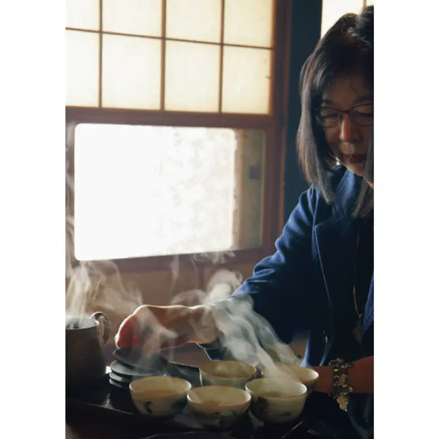 りぐり山茶を淹れる国友さん