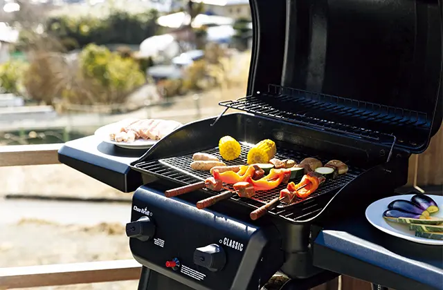 “富士山野菜”など、地元の食材を使ったバーベキューが楽しめる。アルミ製の飯盒、メスティンを使った炊飯も