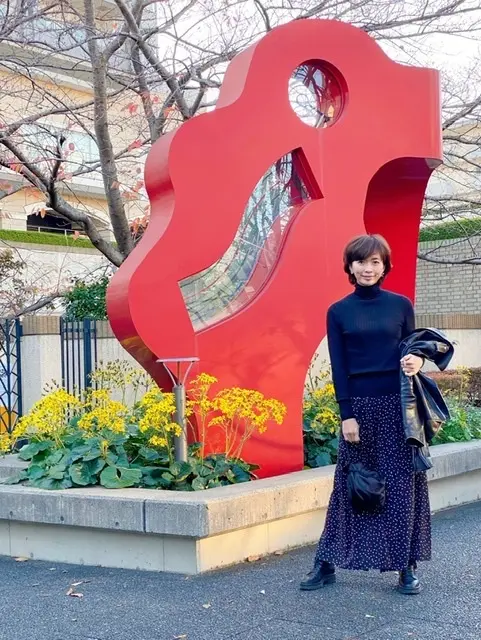 フレアパンツで黒コーデの画像_3