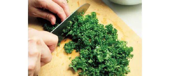 パセリをザク切りにする