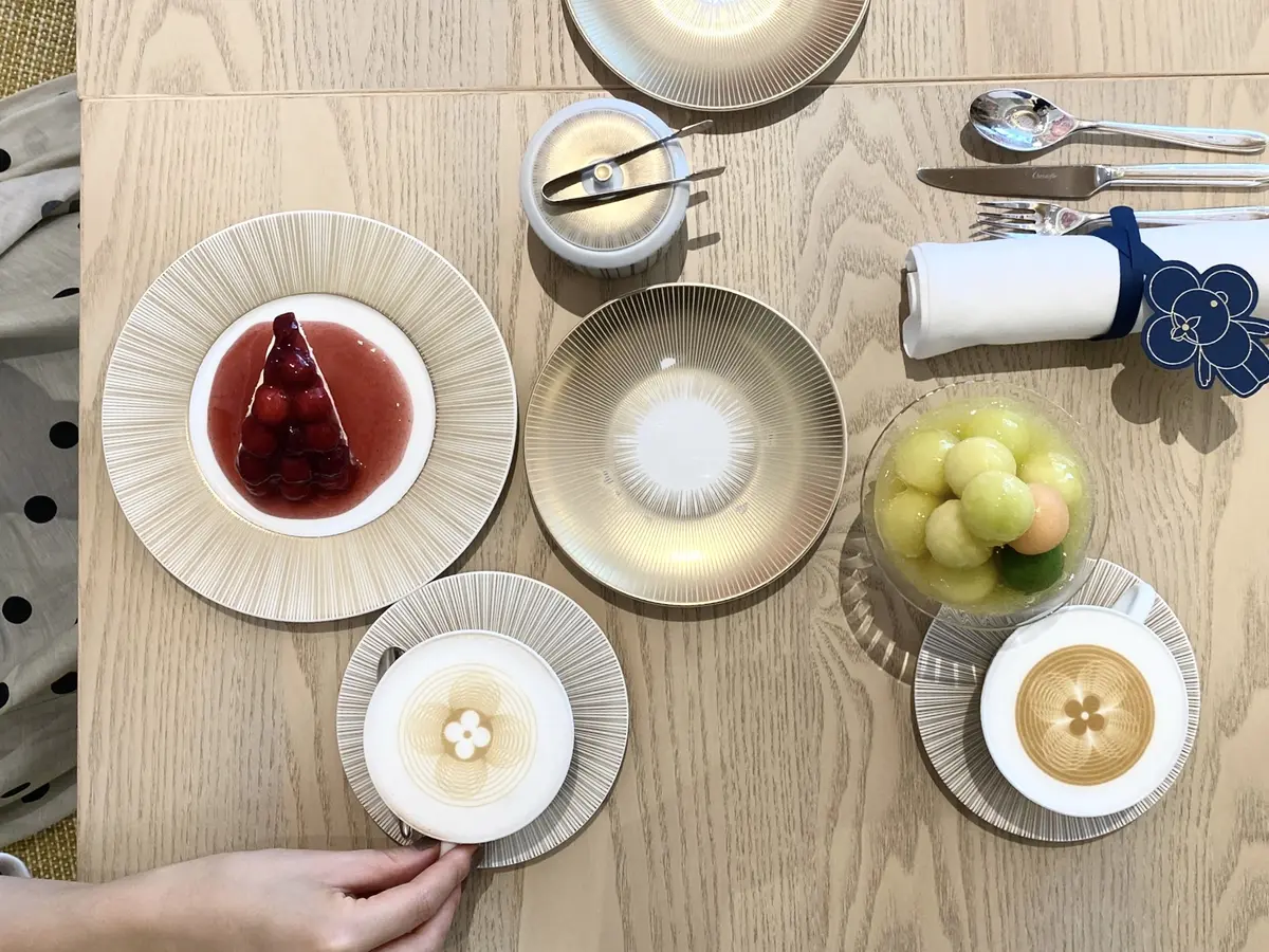 バックシャンなワンピースで過ごす都会のリの画像_2