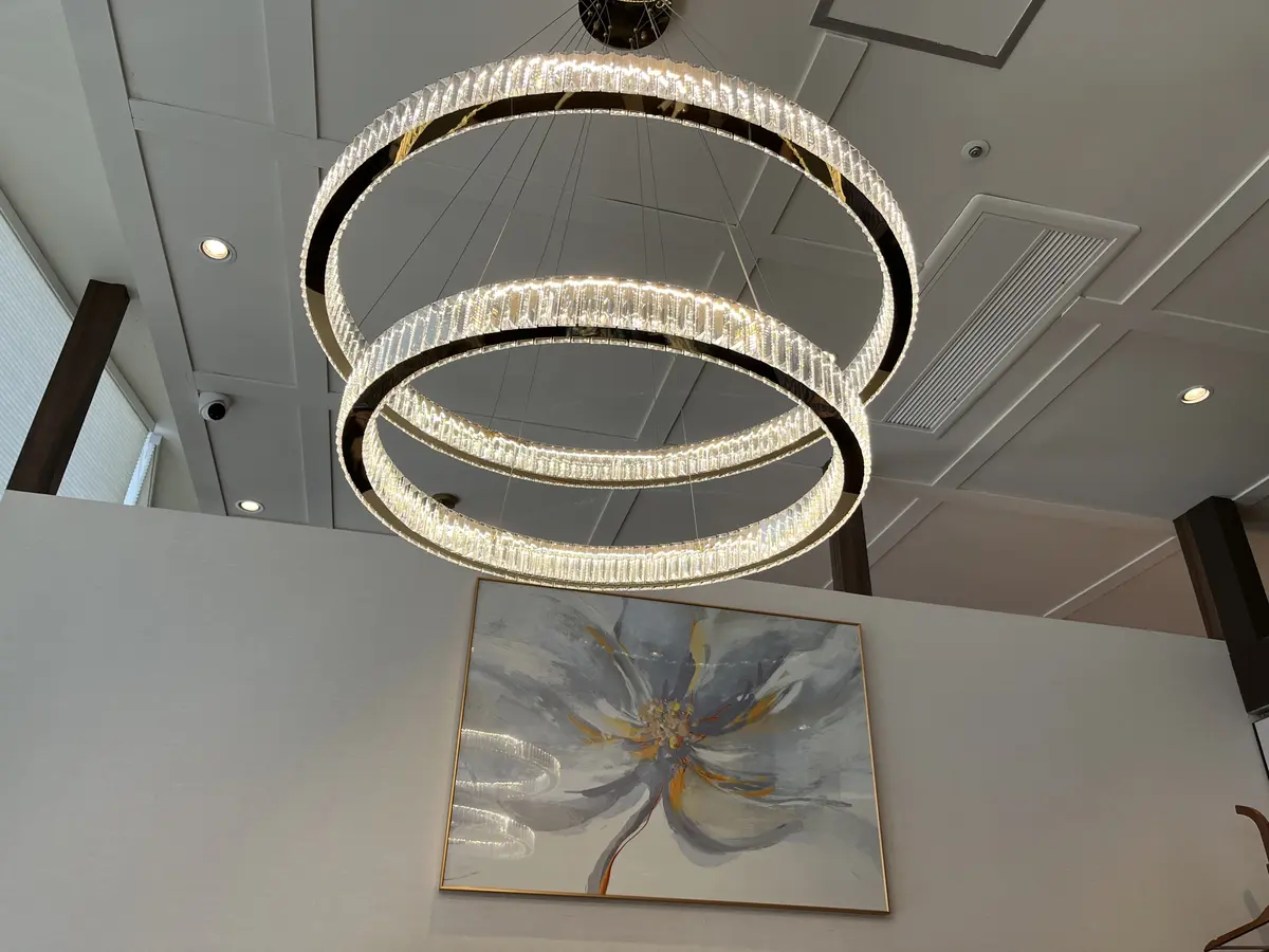 シャンデリアと絵画