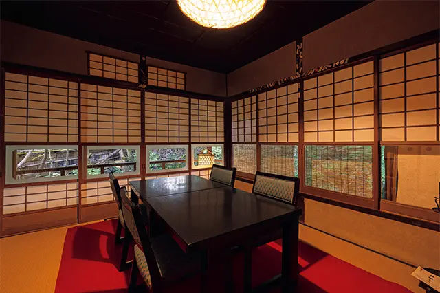 創業時の建 物が残り、新しい部屋でも築200年