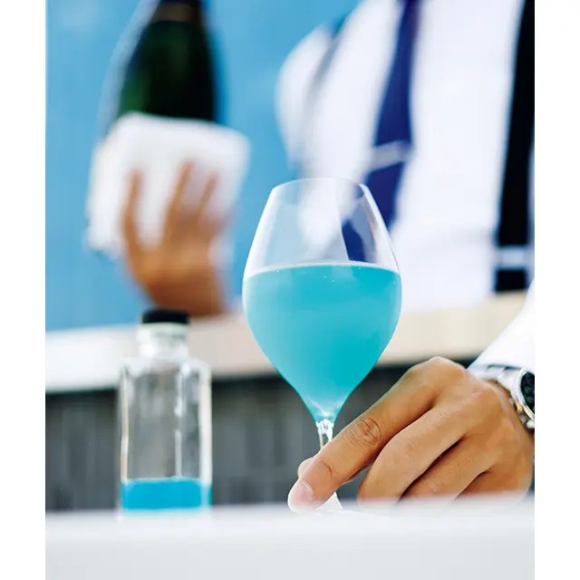 カクテル「ブルーミモザ」。グレープフルーツとブルーキュラソー、シャンパーニュ。ほろ苦く、さわやかな夏にぴったりの一杯