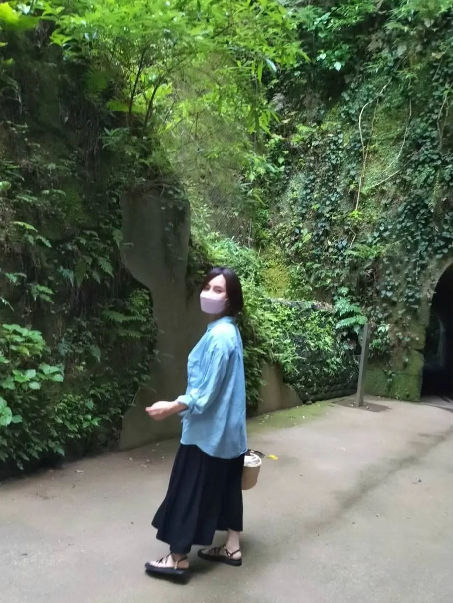 猿島、40代ファッション、休日コーデ、ワンピース、Tevaのスポーツサンダル、VOYA INFINITY METALLIC、ザラのデニムシャツ