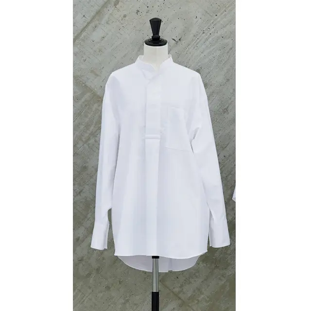 仕立てのよさとスキッパーで肉厚オックスシャツをモダンに