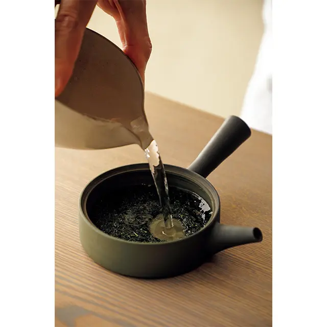 渋みのない最高級煎茶品種、さえみどり。1煎 目はうま味を引き出すため、低温の湯でいれても らえる