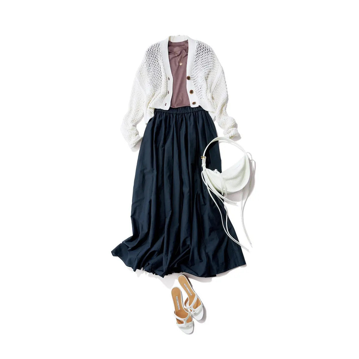 白メッシュニットカーディガンにブラウンカットソーとネイビースカートを合わせたコーデ