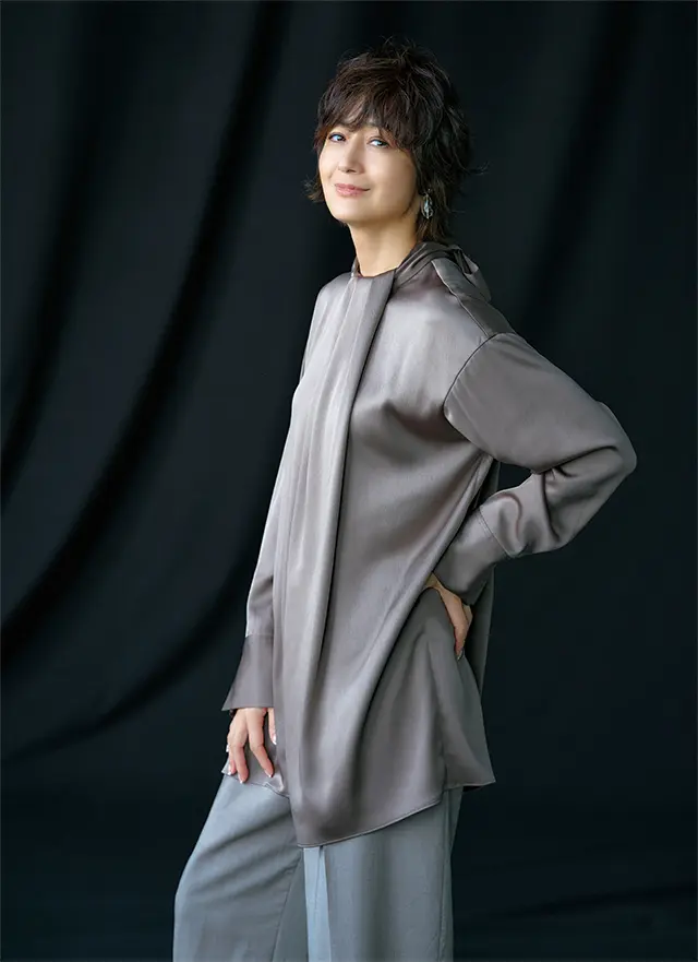 才色兼備なブラウスがさりげなく華を添えて