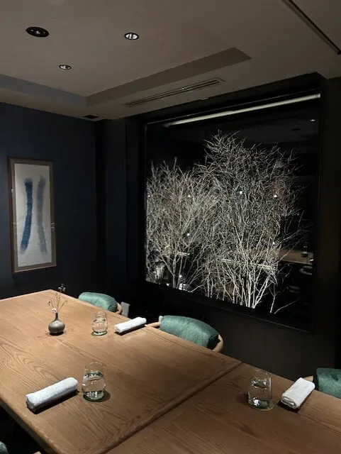 ふふ 旧軽井沢 静養の森のレストラン「日本料理 赤坂紙音」の内観