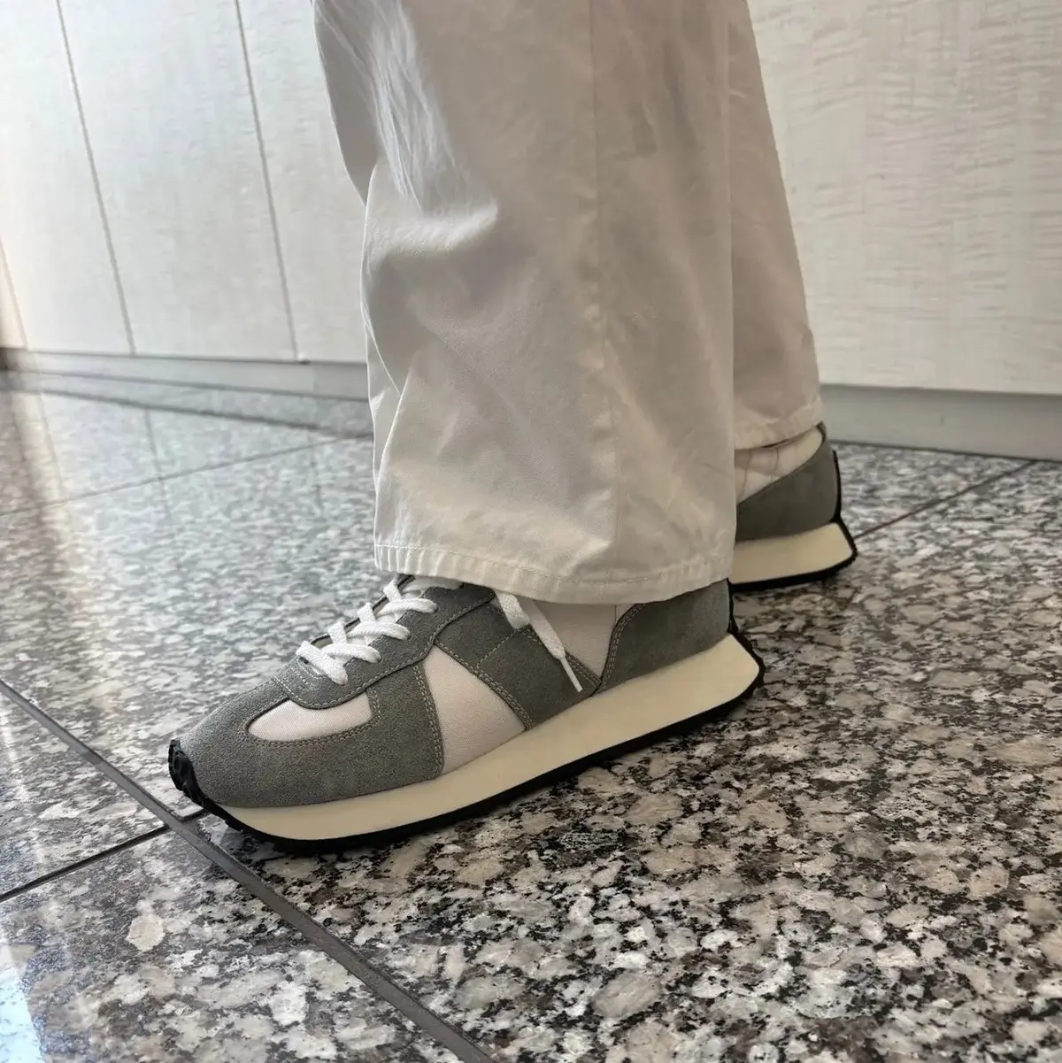 ホテルランチにもぴったりな一足や着こなしに鮮度をプラスする一足など50代におすすめのスニーカーはこれ！【エクラ編集部の愛用スニーカー】