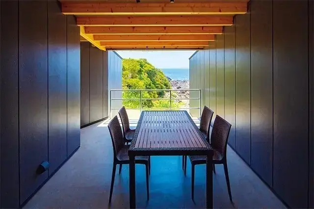 食事は半屋外のダイニングテラスで