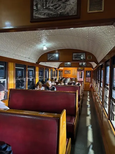 キュランダ鉄道車内。