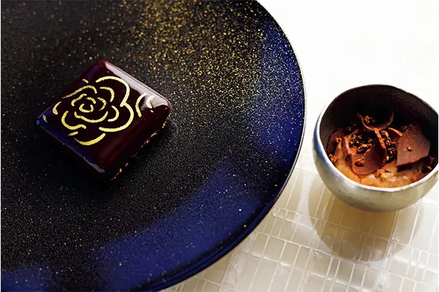 カ レ・シャネル ル・ショコラ・アラン・ デュカス東京工房のショコラ」濃厚 なショコラのシグネチャーデザート。