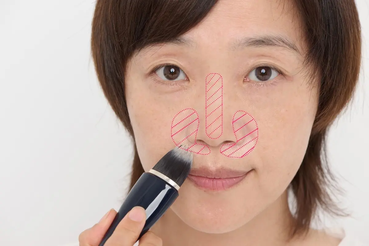 OurAge×Webエクラ ジェルファンデーションをブラシづけ