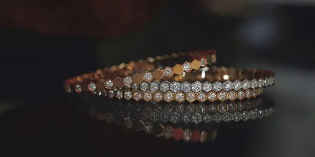 CHAUMETハニカムパターンに蜜のような輝きを添える上質ダイヤモンド