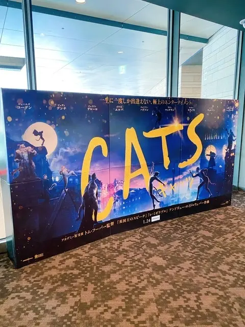 大好きなグレーを着て話題の映画を鑑賞にの画像_2